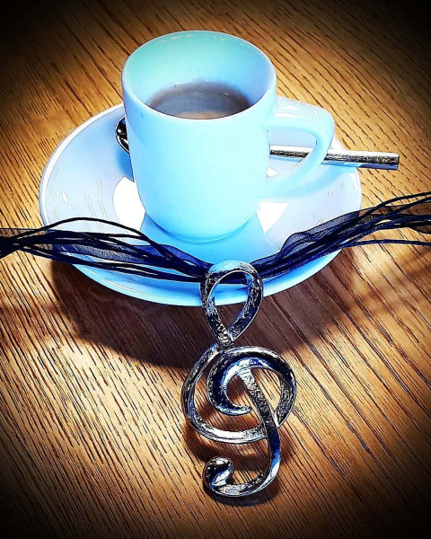 Halskette "Großer Notenschlüssel" an sechsreihiger Textilkordel