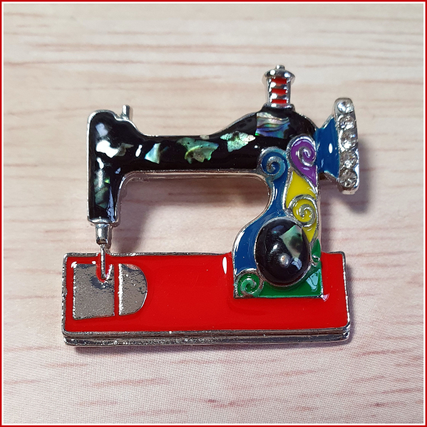 "Nähmaschine" - Brosche und Kettenanhänger - 2 in 1