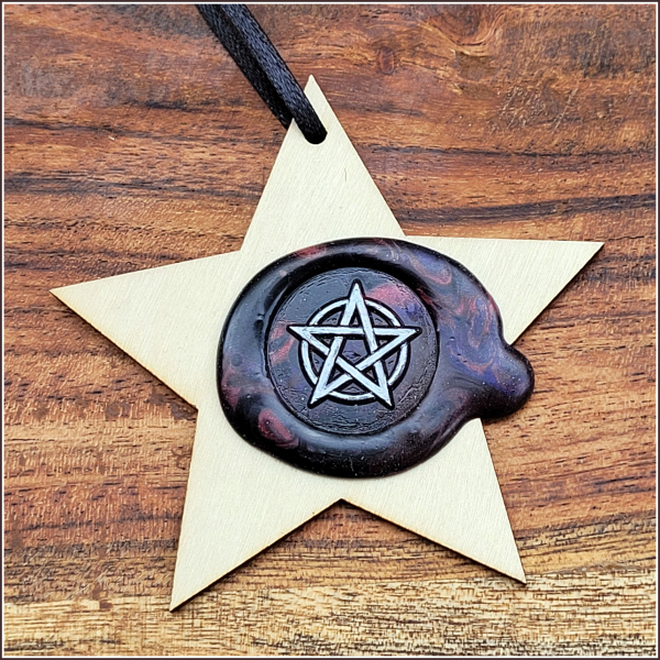 Geschenk- oder Dekoanhänger - "Pentagramm" - Holzstern mit geprägtem Siegelwachs - Unikat