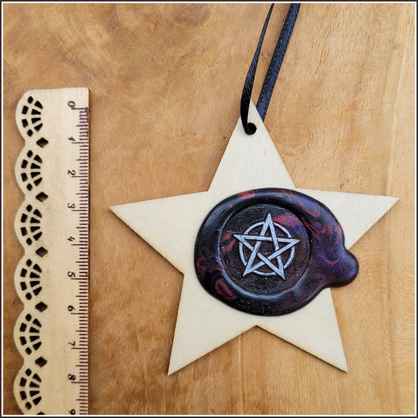 Geschenk- oder Dekoanhänger - "Pentagramm" - Holzstern mit geprägtem Siegelwachs - Unikat