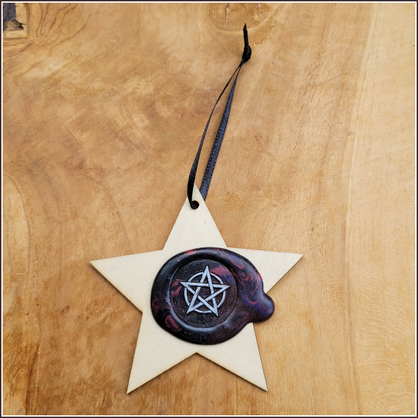 Geschenk- oder Dekoanhänger - "Pentagramm" - Holzstern mit geprägtem Siegelwachs - Unikat