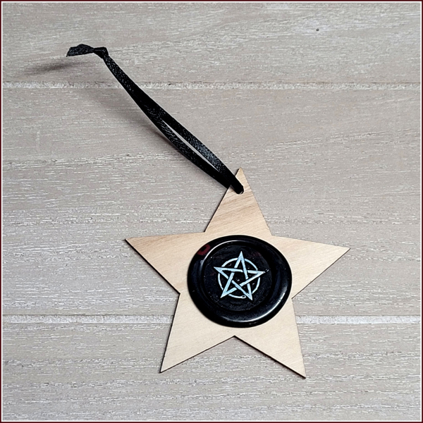 Geschenk- oder Dekoanhänger mit Siegelwachsprägung "Pentagramm" - Unikat