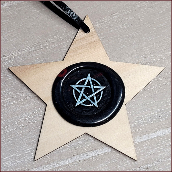 Geschenk- oder Dekoanhänger mit Siegelwachsprägung "Pentagramm" - Unikat