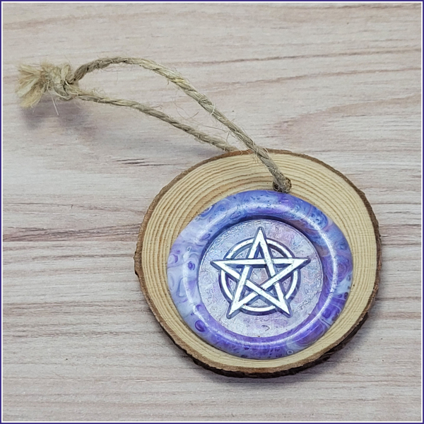 Geschenk- oder Dekoanhänger - Holzscheibe mit geprägtem Siegelwachs - "Pentagramm"