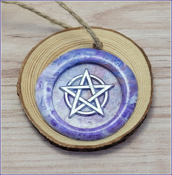 Geschenk- oder Dekoanhänger - Holzscheibe mit geprägtem Siegelwachs - "Pentagramm"