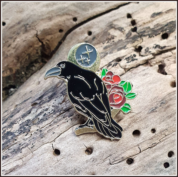 Pin "Rabe, Rose, Mondsichel"