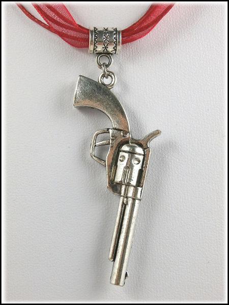 "Großer Revolver" an leuchtend rotem Halsband