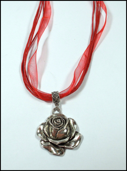 "Rose" an strahlend rotem Halsband