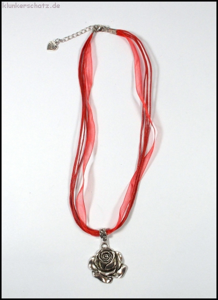 "Rose" an strahlend rotem Halsband