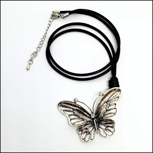 "Schmetterling" am langen Textilband