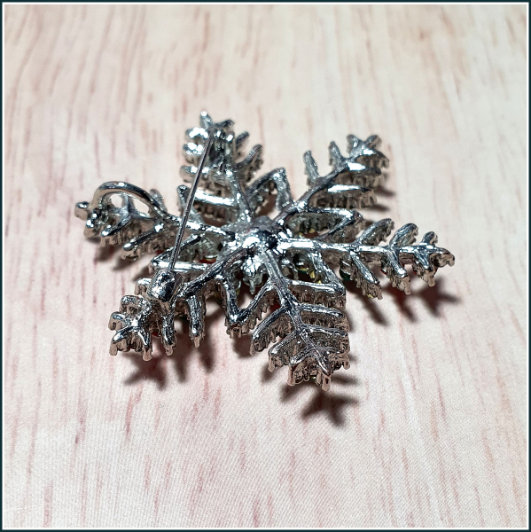 „Schneeflocke in Weihnachtsfarben“ – Brosche & Kettenanhänger – 2 in 1