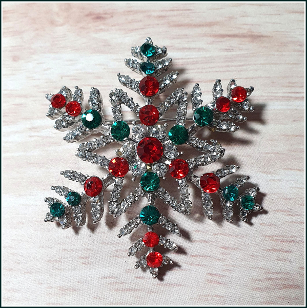 „Schneeflocke in Weihnachtsfarben“ – Brosche & Kettenanhänger – 2 in 1