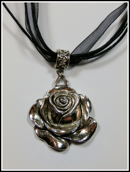 "Black Rose" an schwarzem Halsband