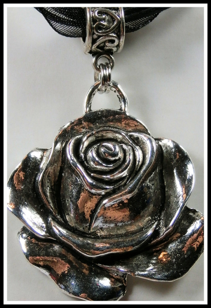 "Black Rose" an schwarzem Halsband
