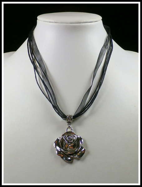 "Black Rose" an schwarzem Halsband
