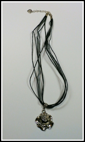 "Black Rose" an schwarzem Halsband