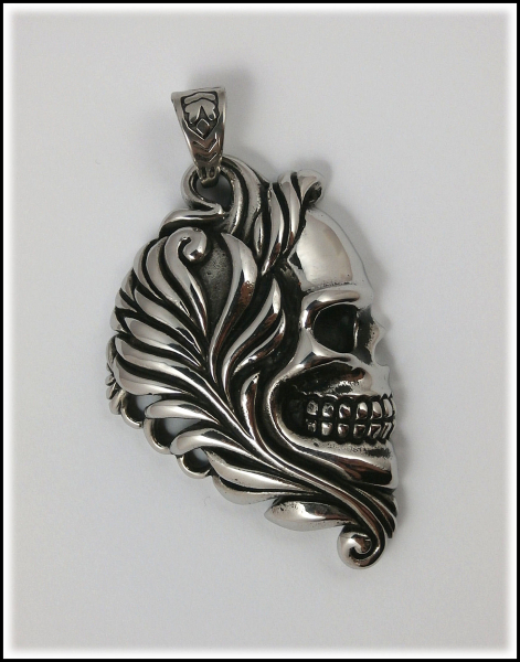 Großer Kettenanhänger "Feather Skull" aus Edelstahl