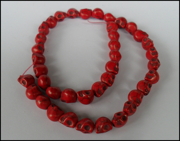 Strang Totenkopf-Perlen aus Howlith "Skull Deep Red"