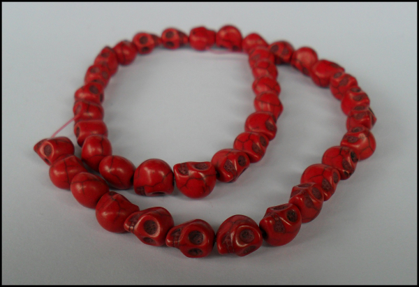 Strang Totenkopf-Perlen aus Howlith "Skull Deep Red"