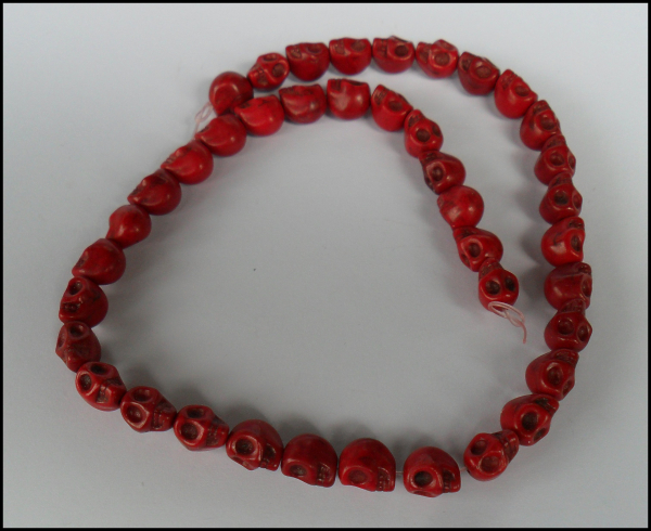 Strang Totenkopf-Perlen aus Howlith "Skull Deep Red"