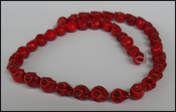 Strang Totenkopf-Perlen aus Howlith "Skull Deep Red"