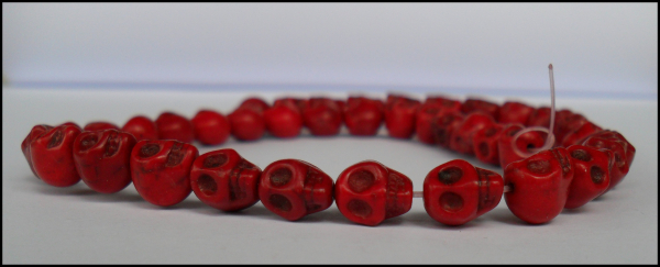 Strang Totenkopf-Perlen aus Howlith "Skull Deep Red"
