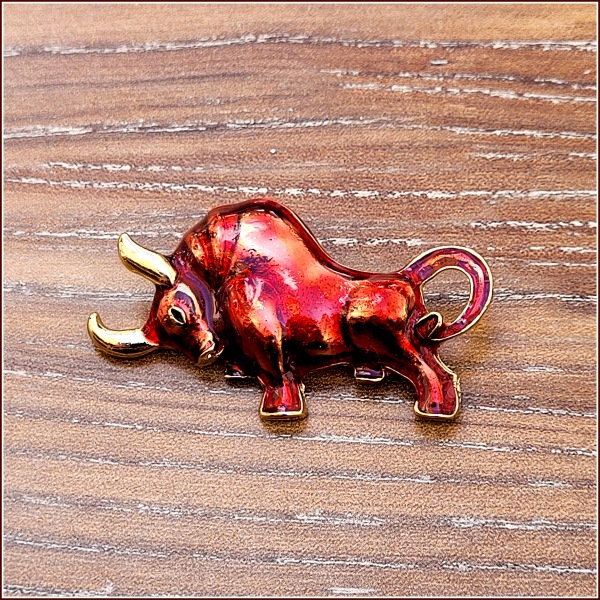 "Roter Stier Felice" - Brosche & Kettenanhänger - 2 in 1