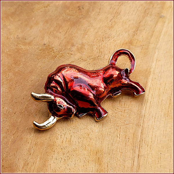 "Roter Stier Felice" - Brosche & Kettenanhänger - 2 in 1