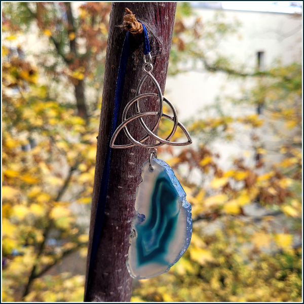 Fensterschmuck / Sonnenstein "Triqueta & blauer Achat" - Unikat!