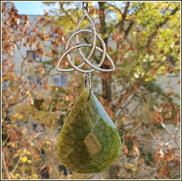 Sonnenstein / Fensterschmuck "Triqueta & grüner Achat" - Unikat