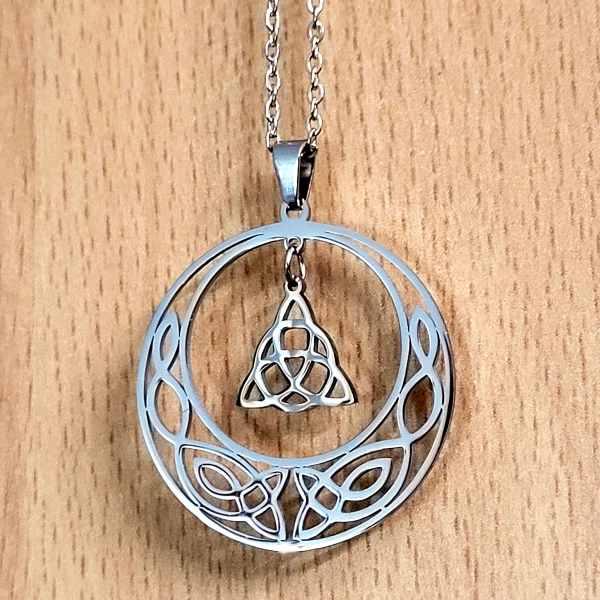 Halskette „Keltisches Ornament mit Triqueta“ aus Edelstahl