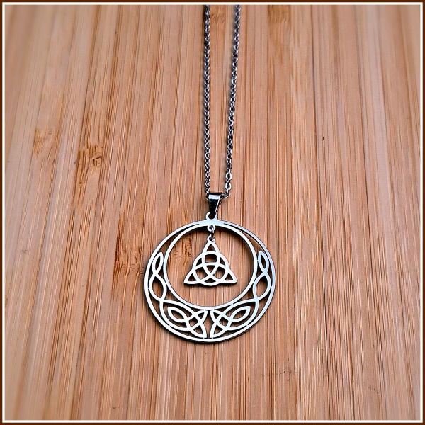 Halskette „Keltisches Ornament mit Triqueta“ aus Edelstahl