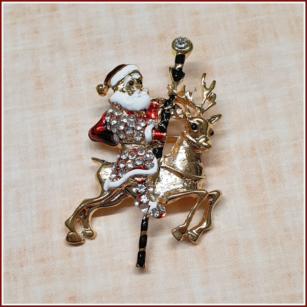 Brosche "Santa & sein Karussell-Rentier"
