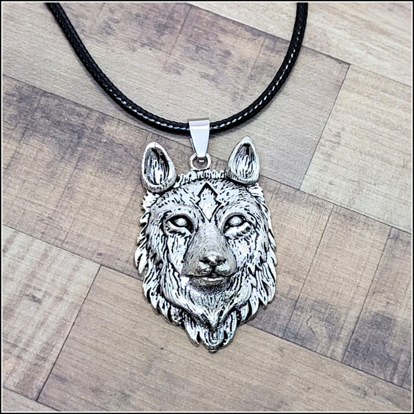 "Wolf" an schwarzer Textilkordel