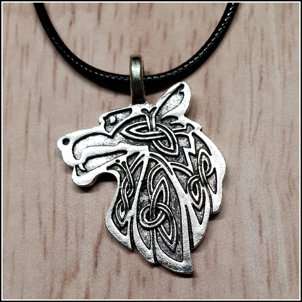"Keltischer Wolf" an schwarzer Textilkordel - 45 cm, plus 5 cm